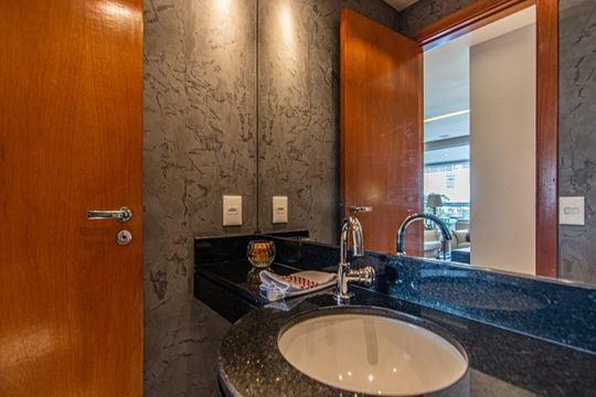 Banheiro de apartamento à venda com 3 quartos, 146m² em Itaim Bibi, São Paulo