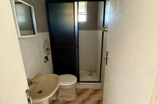 Banheiro de apartamento à venda com 1 quarto, 48m² em Bom Jesus, Porto Alegre