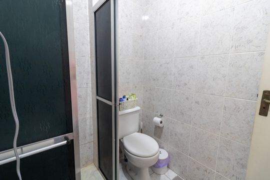 Banheiro de casa à venda com 2 quartos, 189m² em Hípica, Porto Alegre