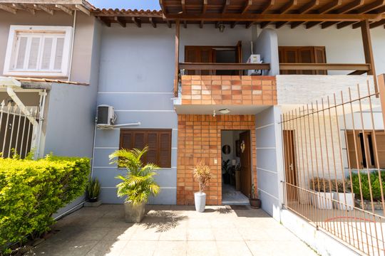 Fachada de casa à venda com 2 quartos, 189m² em Hípica, Porto Alegre