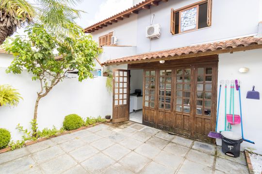 Quintal de casa à venda com 2 quartos, 189m² em Hípica, Porto Alegre