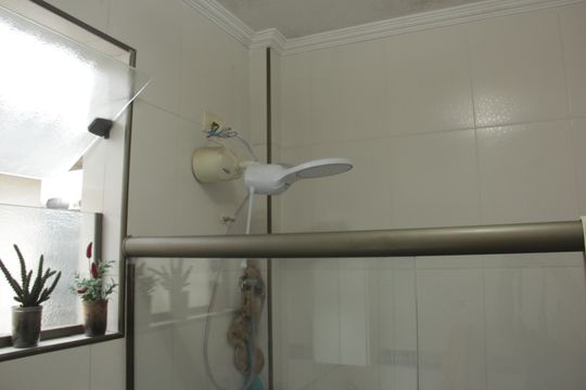 Banheiro da Suíte de casa de condomínio para alugar com 3 quartos, 100m² em Macuco, Santos