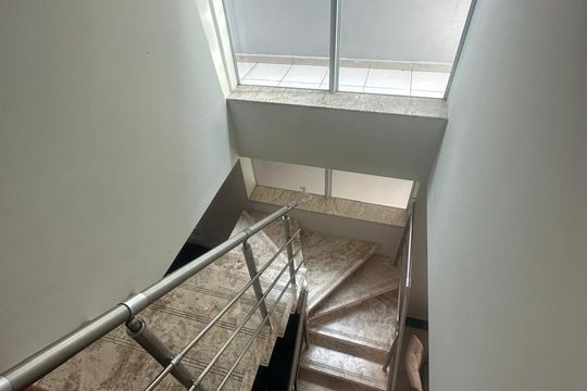 Escada de casa à venda com 3 quartos, 250m² em Jardim do Luar (fazendinha), Santana de Parnaíba