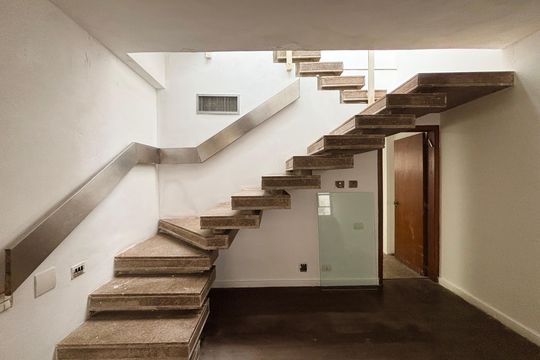 Sala - escada de acesso a cobertura de apartamento à venda com 5 quartos, 500m² em Leblon, Rio de Janeiro