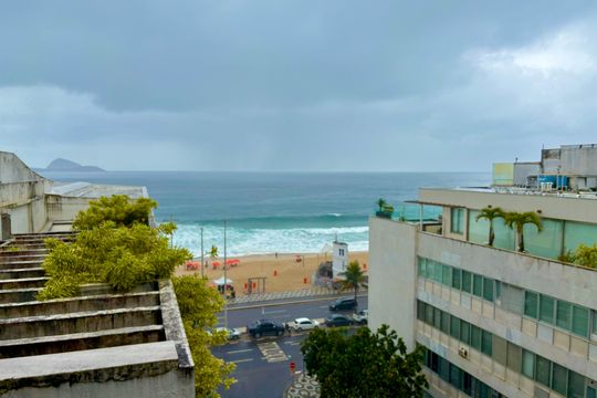 Sala - vista para a praia de apartamento à venda com 5 quartos, 500m² em Leblon, Rio de Janeiro