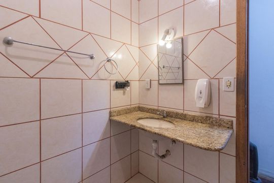 Banheiro Social de apartamento para alugar com 3 quartos, 88m² em Menino Deus, Porto Alegre