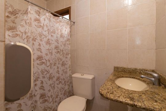 Banheiro da Suíte de apartamento para alugar com 3 quartos, 88m² em Menino Deus, Porto Alegre