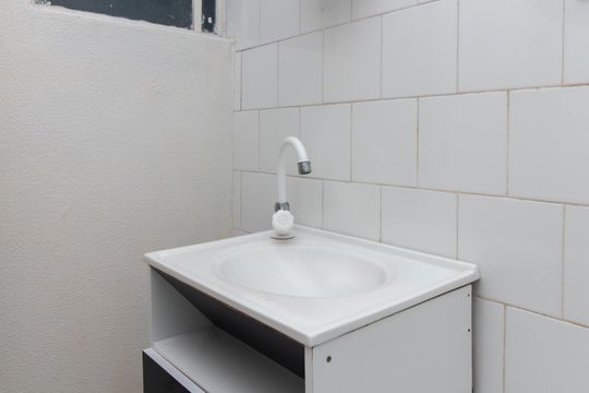 Banheiro de apartamento à venda com 1 quarto, 42m² em Vila Nova, Porto Alegre