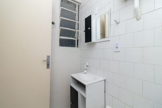 Banheiro de apartamento à venda com 1 quarto, 42m² em Vila Nova, Porto Alegre