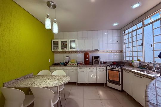 Casa à venda com 3 quartos, 171m² em Alto Caiçaras, Belo Horizonte