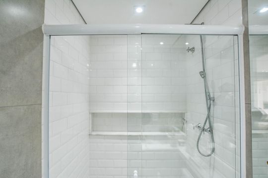 Banheiro Social de apartamento à venda com 2 quartos, 63m² em Campestre, Santo André