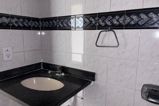 Banheiro de apartamento para alugar com 2 quartos, 56m² em Parque Santo Antonio, Duque de Caxias