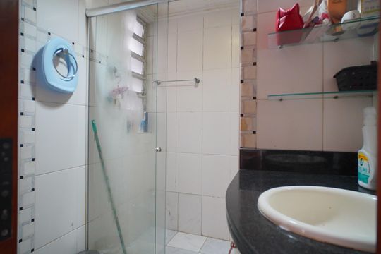 Banheiro de apartamento à venda com 2 quartos, 70m² em Petrópolis, Porto Alegre