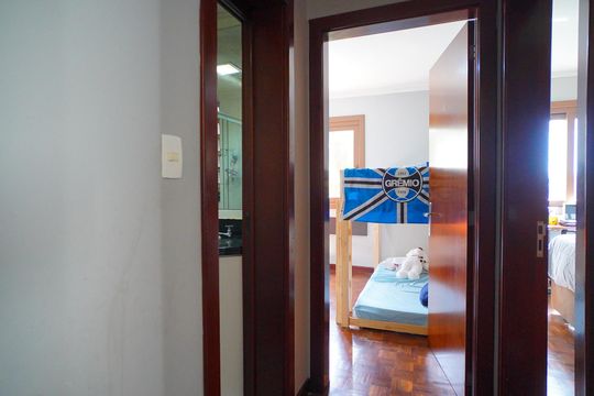 Corredor de apartamento à venda com 2 quartos, 70m² em Petrópolis, Porto Alegre