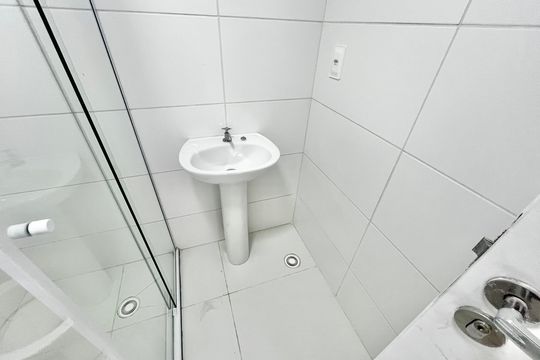 Banheiro de kitnet/studio para alugar com 1 quarto, 31m² em Parada Inglesa, São Paulo