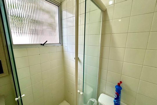 Banheiro de apartamento à venda com 2 quartos, 50m² em Picanço, Guarulhos