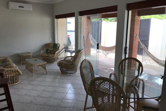 Sala de casa para alugar com 3 quartos, 240m² em Balneario Praia do Pernambuco, Guarujá