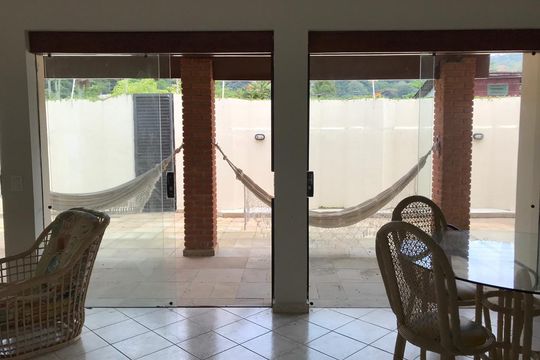Sala de casa para alugar com 3 quartos, 240m² em Balneario Praia do Pernambuco, Guarujá