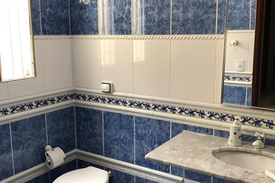 Banheiro de casa para alugar com 3 quartos, 240m² em Balneario Praia do Pernambuco, Guarujá