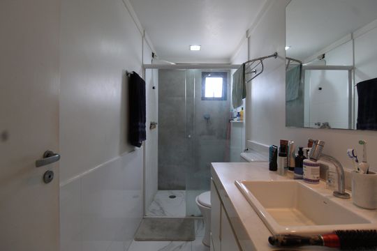 Banheiro da Suíte de apartamento à venda com 1 quarto, 56m² em Moema, São Paulo