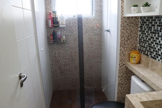 Banheiro de apartamento à venda com 2 quartos, 50m² em Centro, Barueri