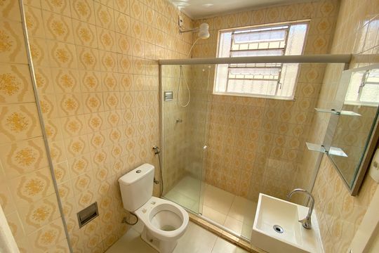 Banheiro de apartamento para alugar com 2 quartos, 62m² em Del Castilho, Rio de Janeiro