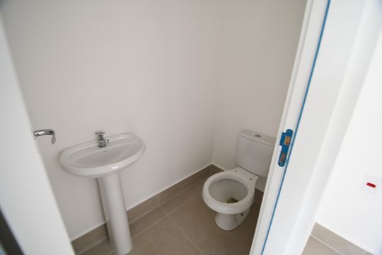 Banheiro de serviço de casa de condomínio à venda com 3 quartos, 155m² em Loteamento Santa Ana do Atibaia -- Sousas, Campinas
