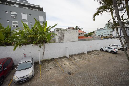 Garagem de apartamento para alugar com 2 quartos, 55m² em Canasvieiras, Florianópolis