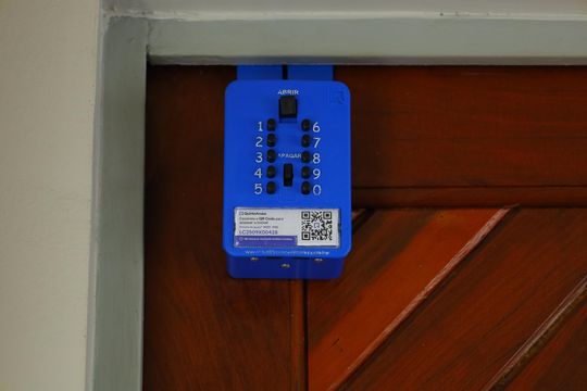 Área comum - Saguão do andar- Lockbox instalada na porta de apartamento para alugar com 2 quartos, 43m² em Jardim Robru, São Paulo