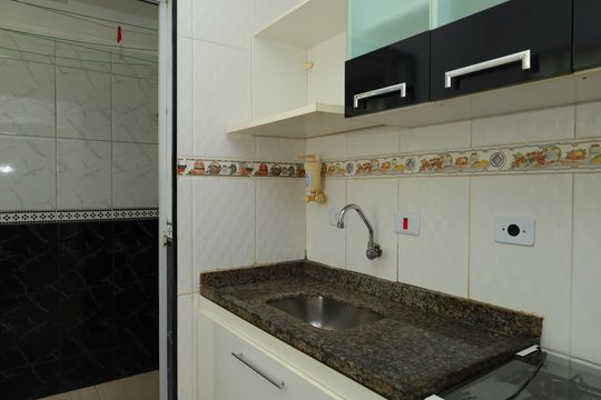 Cozinha de apartamento para alugar com 2 quartos, 43m² em Jardim Robru, São Paulo