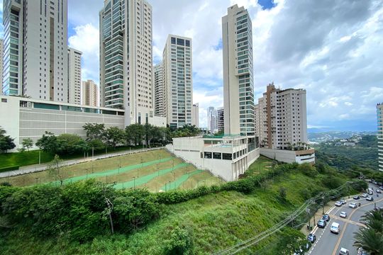 Vista da Suite 1 de apartamento à venda com 3 quartos, 218m² em Vila da Serra, Nova Lima