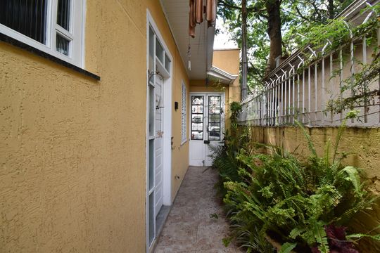 Entrada comum de apartamento para alugar com 2 quartos, 60m² em Alto da Glória, Curitiba