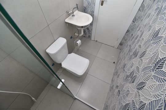 Banheiro de apartamento para alugar com 2 quartos, 60m² em Alto da Glória, Curitiba
