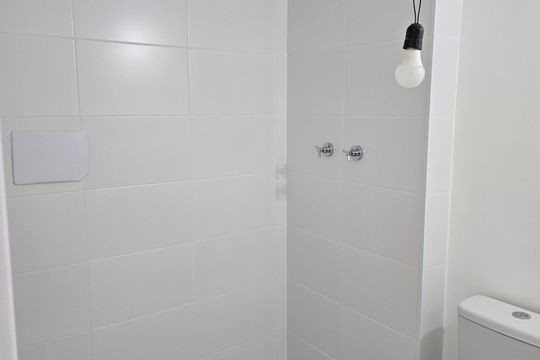 Banheiro de kitnet/studio à venda com 1 quarto, 27m² em Vila Pirajussara, São Paulo