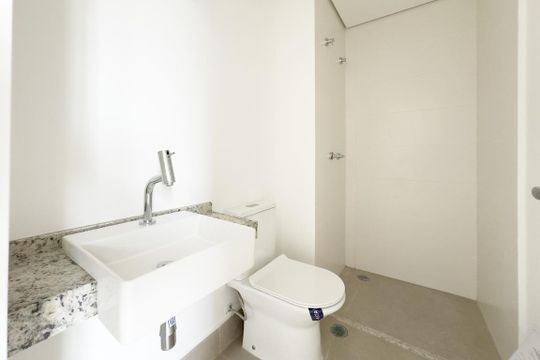Banheiro de apartamento para alugar com 1 quarto, 45m² em Pinheiros, São Paulo