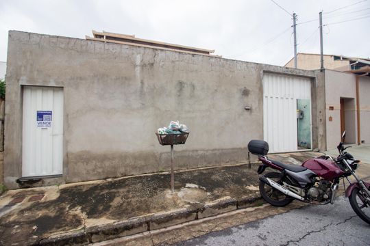 Fachada de casa à venda com 5 quartos, 160m² em Sapucaias, Contagem