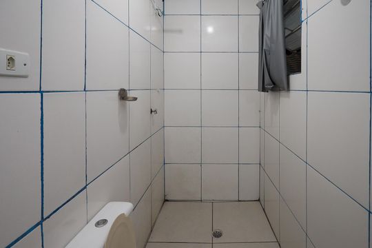 Banheiro  de apartamento à venda com 1 quarto, 39m² em Conjunto Promorar Vila Maria Iii, São Paulo
