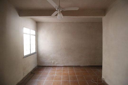 Sala de casa para alugar com 2 quartos, 872m² em Olinda, Nilópolis