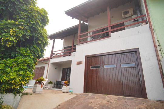 Área externa de casa à venda com 3 quartos, 200m² em Cristo Rei, São Leopoldo