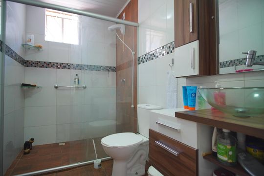 Banheiro Corredor 1 de casa à venda com 3 quartos, 94m² em Jardim Sabará, Porto Alegre