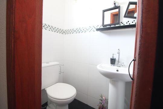 Banheiro de serviço de casa à venda com 3 quartos, 165m² em Jardim das Flores, São Paulo