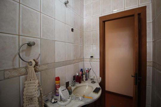 Banheiro de apartamento à venda com 3 quartos, 74m² em Passo D’areia, Porto Alegre
