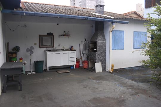 Quintal com árvore frutifera de casa à venda com 4 quartos, 240m² em Vila Galvão, Guarulhos