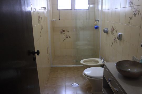 Banheiro social de casa à venda com 4 quartos, 240m² em Vila Galvão, Guarulhos