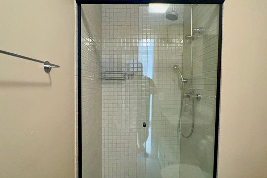 Banheiro de kitnet/studio para alugar com 1 quarto, 28m² em Pinheiros, São Paulo