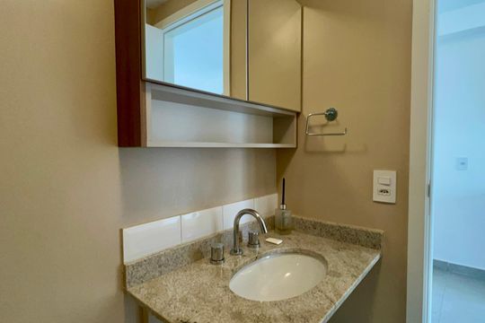 Banheiro de kitnet/studio para alugar com 1 quarto, 28m² em Pinheiros, São Paulo