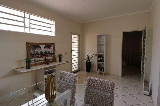 Sala de casa à venda com 3 quartos, 180m² em Taquaral, Campinas