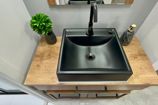 Banheiro de kitnet/studio à venda com 1 quarto, 27m² em Pinheiros, São Paulo