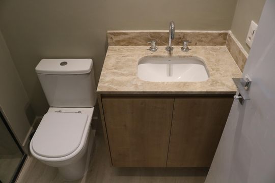 Banheiro de kitnet/studio para alugar com 1 quarto, 29m² em Perdizes, São Paulo