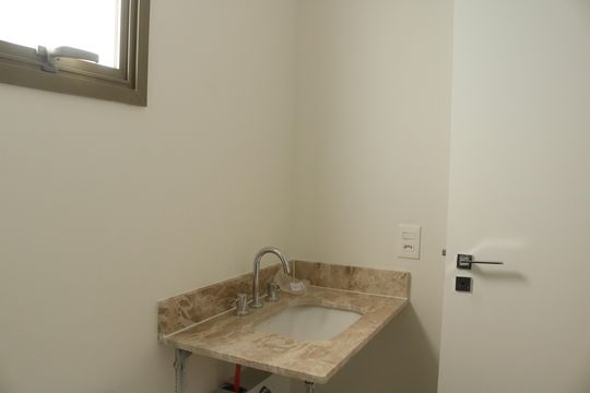 Banheiro de kitnet/studio para alugar com 1 quarto, 29m² em Perdizes, São Paulo